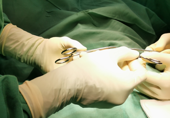 眼皮垂竟是重症肌无力，33岁女靠1手术免开胸获重生。（示意图，Shutterstock／达志）