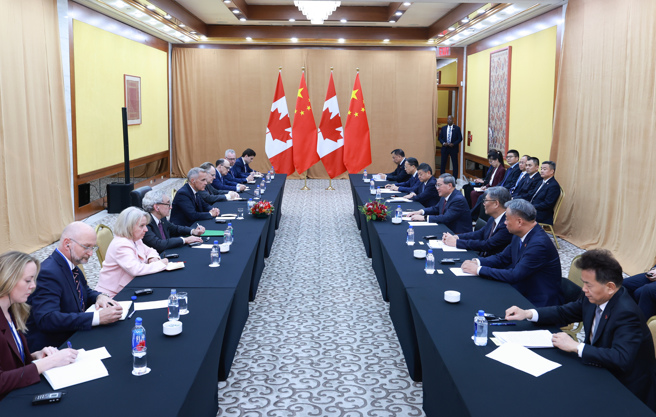 国务院总理李强在纽约会见加拿大总理卡尼。(新华社)