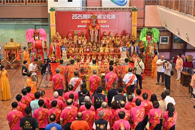 「2025兰阳妈祖文化节」将于26日于南方澳进安宫起驾，展开为期3日海陆遶境祈福，24日由来自宜兰县内外近80尊神尊齐聚宜兰县政府大厅会香。（图／宜兰县政府）