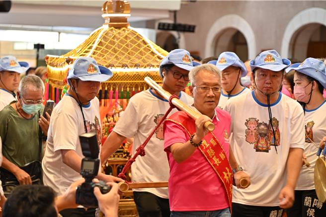 宜兰县代理县长林茂盛亲自扛起神轿进场、迎请妈祖，祈求风调雨顺、四时无灾。（图／宜兰县政府）
