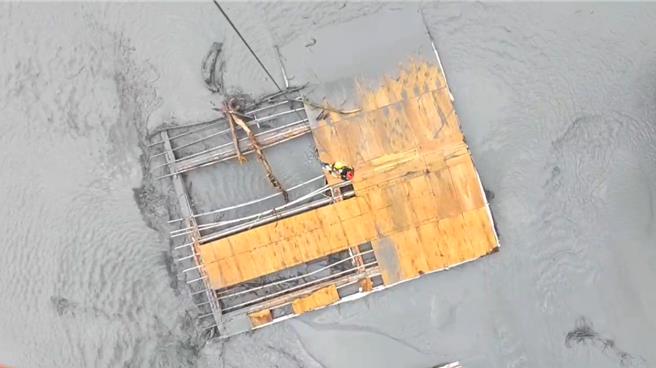 空勤总队今天接获花莲县消防局转报指出，有1女6男受困马太鞍溪，经直升机前往吊挂已顺利救出。（空勤总队提供／罗亦晽花莲传真）