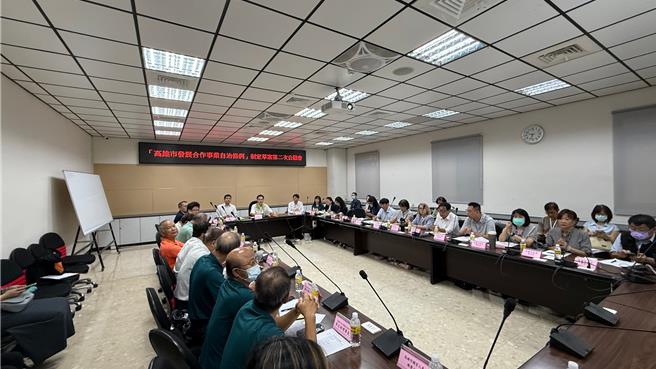 高市议员林智鸿今（24）日召开「高雄市发展合作事业自治条例」公听会，邀集产官学界代表，要为合作经济发展建立法制基础，协助更多弱势族群成功翻身。（柯宗纬摄）