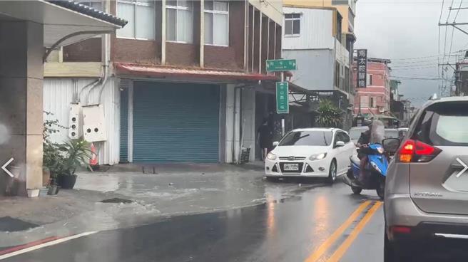 马太鞍溪堰塞湖23日下午溢流后，泥水漫溢进光復市区，民眾紧张的到处避难。（罗亦晽摄）