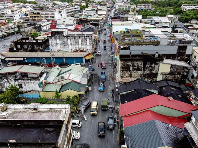 花莲县光復乡遭重创，迄今市区道路仍是寸步难行。（李忠一摄）