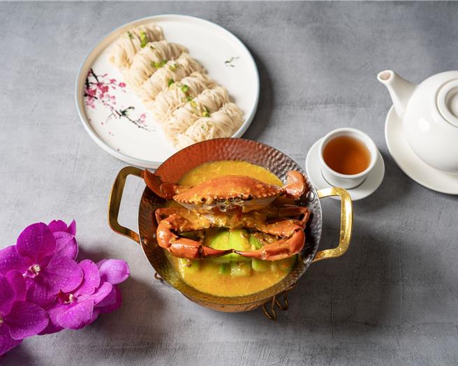 「攀藤蟹粉鲜红蟳」蟹粉与丝瓜完美融合，麵线吸附蟹粉汤汁更显美味，每份售价1588元加1成。（图／福容大饭店桃园机场捷运A8店）