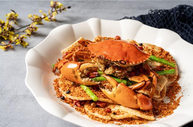 「风沙香酥炒肥蟹」风沙青蟹裹上金黄蒜酥，咸香酥脆，美味令人垂涎，每份售价1688元。（图／福容大饭店桃园机场捷运A8店）