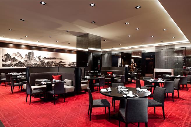 寒舍食谱「金秋蟹宴」，主厨团队运用清蒸、炒、炸及经典避风塘蒜酥等多元技法呈现秋蟹美馔，每道5280元起加1成。（图／台北寒舍艾美酒店）