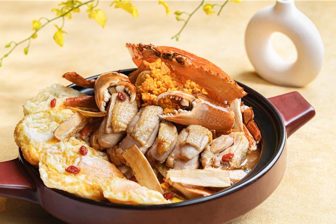 「炸蛋麻油鸡沙母」肥美沙母与细嫩鸡肉同锅煨煮入味，饱含麻油与老姜精华，滋补暖胃，每份售价6280元加1成。（图／台北寒舍艾美酒店）