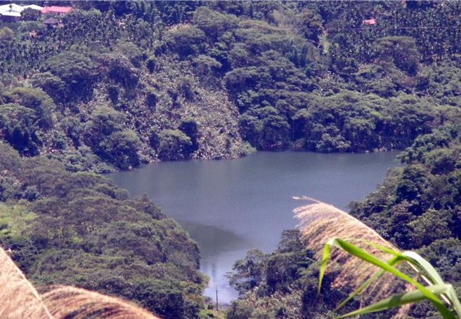 921大地震造成国姓乡崁斗山顺向坡滑动，在九份二山形成2个堰塞湖。（民眾提供／杨静茹南投传真）