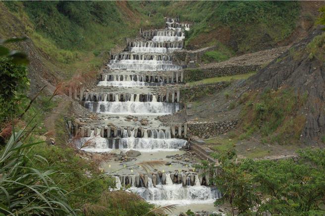 农村水保署整治九份二山的2个堰塞湖，即使堰塞湖溃堤或溢流的风险解除，为了居民安全，仍持续监控。（民眾提供／杨静茹南投传真）