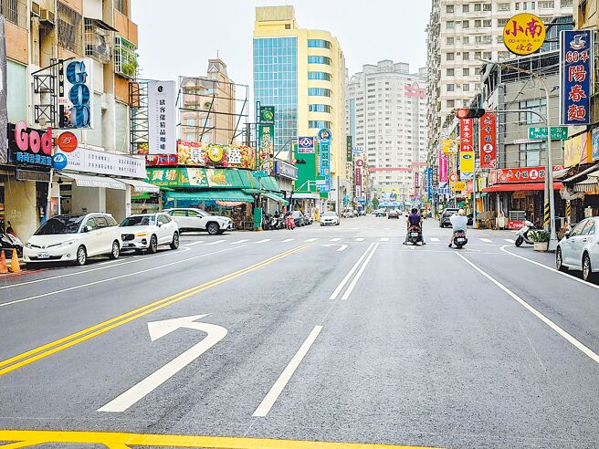 高雄市區林森二路近日有約150公尺路段，在道路刨鋪後增設左轉專用道，卻遭用路人抱怨「更混亂」，甚至有逆向誤闖風險。（任義宇攝）