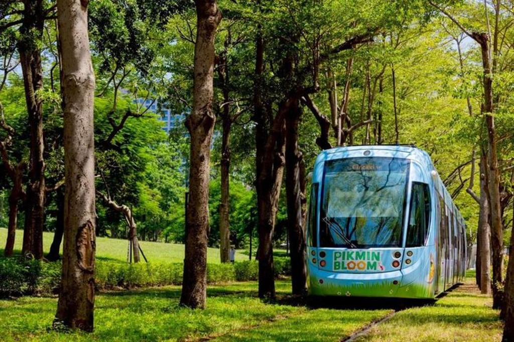 「Pikmin Bloom 輕軌彩繪列車」於即日起至10/12行駛。　圖：高雄市政府觀光局／提供