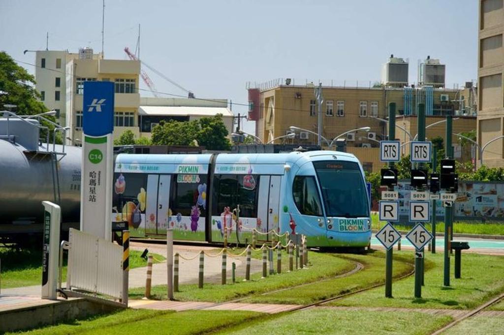 行經哈瑪星、駁二藝術特區、愛河灣與鹽埕等景點的「Pikmin Bloom 輕軌彩繪列車」。　圖：高雄市政府觀光局／提供