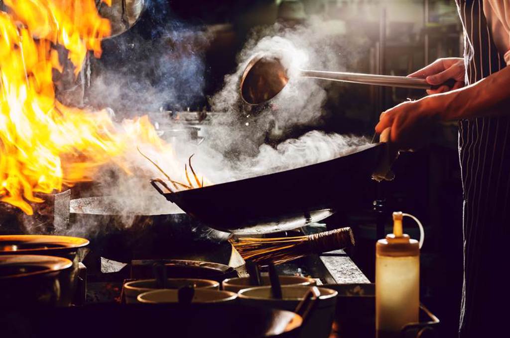 高溫油炸、大火快炒應挑高發煙點油品，較不易產生有害物質。（示意圖，Shutterstock／達志）