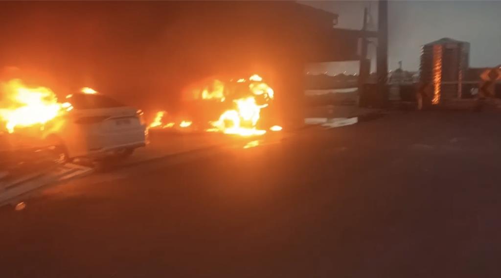 台南市仁德區中正西路一家鐵工廠25日失火，現場陷入一片火海。(讀者提供／曹婷婷台南傳真)