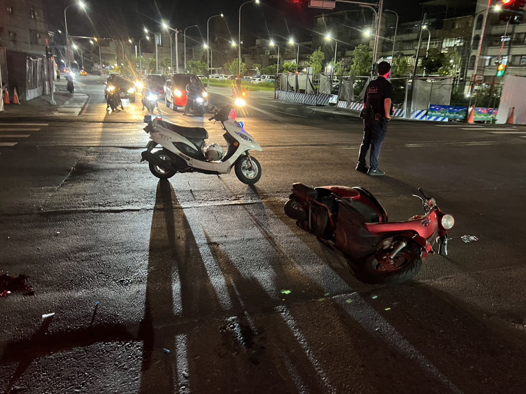 新北市新莊區新樹路與國營路口，晚間7時許發生嚴重碰撞車禍，騎士當場無呼吸脈搏，隨後由救護車送醫搶救。（翻攝畫面）