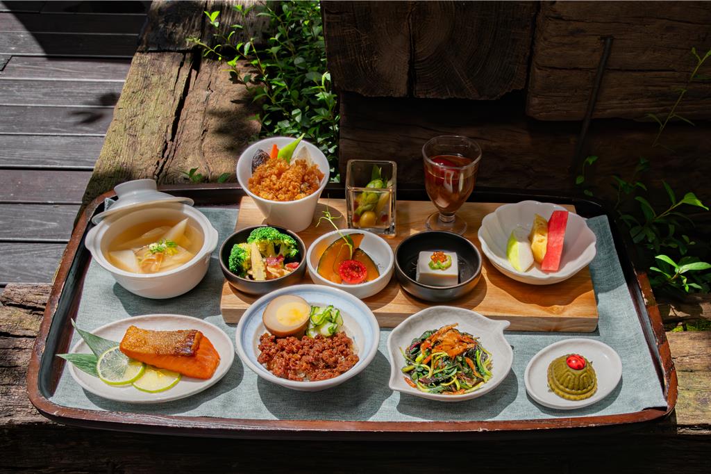 北投麗禧提供承載台灣在地意象的「麗禧晨之光早餐」台式套餐，主食肉燥米糕由主廚悉心手炒，改良南部在地特色。(北投麗禧溫泉酒店提供)