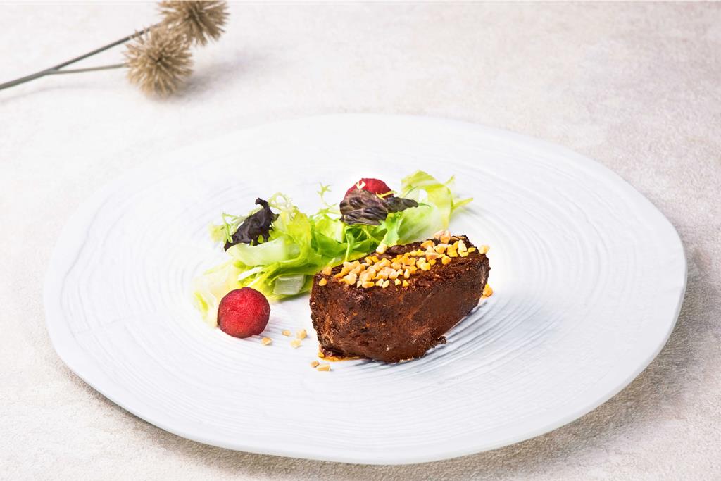 「雍翠庭」為全台唯一榮獲《臺灣米其林指南》入選推薦的溫泉飯店餐廳，提供結合台灣風土的台式料理套餐。(北投麗禧溫泉酒店提供)