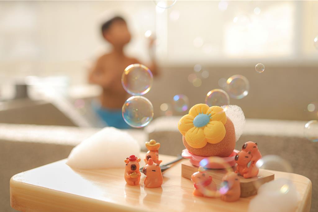 捷絲旅宜蘭礁溪館攜手「嘻沐」推出「秋來泡泡湯」住宿專案，該專案結合聯名泡澡球好禮、手作餅乾體驗及夢幻泡泡球藝術裝置。(捷絲旅提供)
