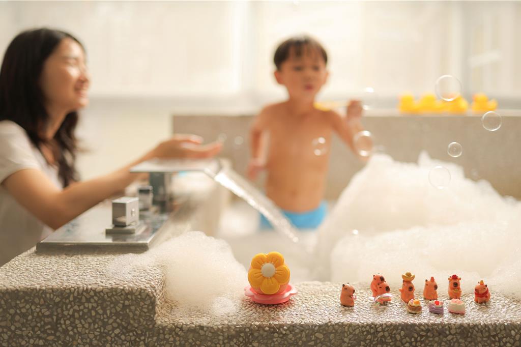 「秋來泡泡湯」專案贈禮「寶藏小盆栽泡澡球」不僅能在浴池中釋放泡泡與香氣、內裡更藏有驚喜小物，盆栽外殼還能重複利用種植綠豆。(捷絲旅提供)