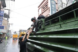國軍挺進災區清淤 募物資馳援民眾