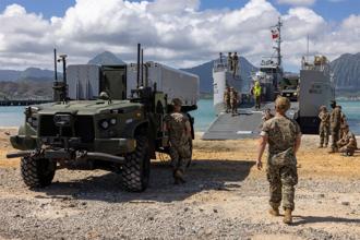 美支援艇載阻絕系統登陸演訓  跨軍種合作強化投射能量