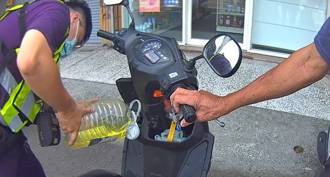 阿公機車沒油推車推到「懷疑人生」 暖警現身神救援解圍