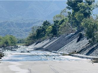 影》馬太鞍溪堰塞湖溢流釀新危機 鳳林鎮急撤人車