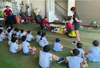 幼兒園參訪茄苳消防分隊 穿上消防衣變身勇敢小英雄