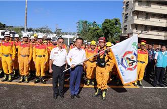 嘉縣救災隊「千里馳援」花蓮 翁章梁捐1月所得