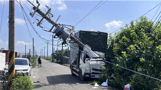 貨車自撞電桿「整根包入車頭」　駕駛遭壓慘死