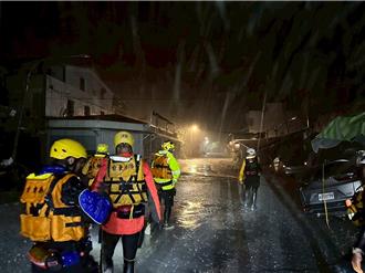 台東消防局跨縣支援花蓮災區 涉險6小時成功救出36人