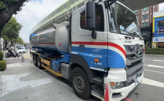 台中恐怖車禍！油罐車猛撞雙載機車 後座58歲婦人噴飛不治