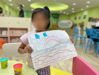 堰塞湖溢堤淹光復！受灾女孩画「洪流上现彩虹」