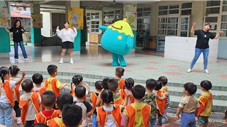 減輕家長負擔！埔里鎮長廖志城送鎮幼學童2套制服