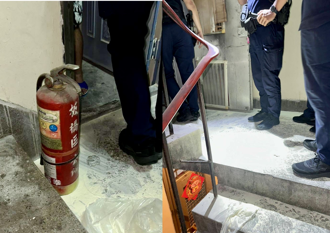 板橋公寓火警冒白煙？ 竟是屁孩「噴滅火器」鬧事