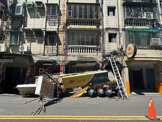 蘆洲彩券行招牌雨遮突墜落 砸損無辜5輛機車