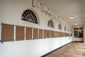 川普惡搞拜登！白宮總統肖像牆只留自動筆簽名照