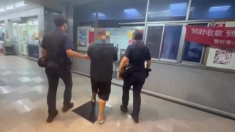 心虛露餡！三重男身懷4毒見警狂逃 困車陣遭警壓制狼狽落網