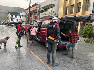 花蓮水患第3日！新北特搜隊肉身築牆　3歲童獲救隊員暖心安撫