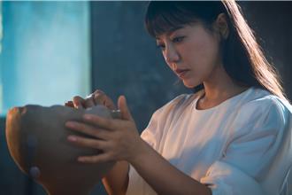 丁噹在家厕所练唱吓到邻居  为鬼片《泥娃娃》献声太诡魅