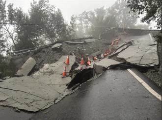 南橫公路「整片塌陷隆起」恐怖照片曝 台東縣府宣布2地明停班停課