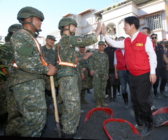 賴清德勘災找國軍弟兄「Give me five」 網炸鍋：在幹嘛