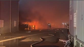 仁德鐵工廠火警延燒10間廠房　警消搶救2個多小時控制