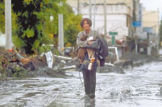 洪水淹鼻 男泪崩母松手救我命