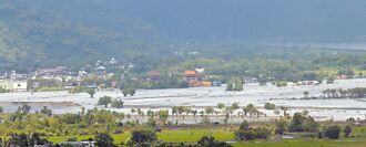 洪水暴增4倍挟砂石 衝破堤防酿灾