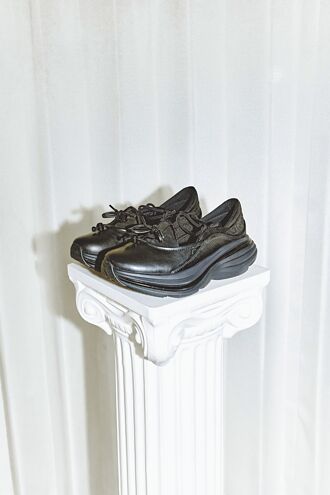 HOKA厚底玛莉珍鞋亮相