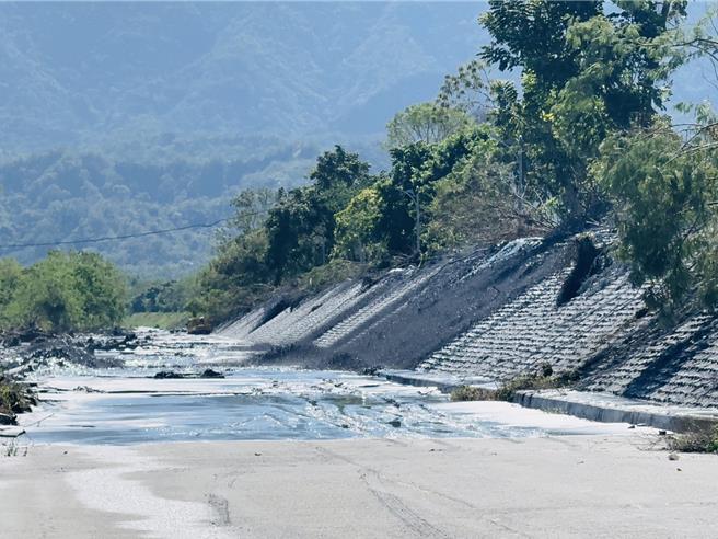 花莲马太鞍溪堰塞湖发生溢流后，大量泥沙土石随洪水往下游冲积，把整个河床垫高，造成北端凤林镇今天发生堤顶溢流状况，溪水不断从流到堤防外联外道路。（凤林镇公所提供／罗亦晽花莲传真）