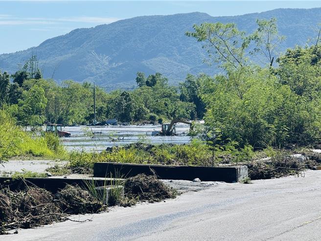 花莲马太鞍溪堰塞湖发生溢流后，大量泥沙土石随洪水往下游冲积，把整个河床垫高，造成北端凤林镇今天发生堤顶溢流状况，溪水不断从流到堤防外联外道路。（凤林镇公所提供／罗亦晽花莲传真）
