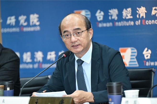 台湾经济研究院长张建一指出，出口带动投资，加上普发现金1万元挹助内需动能，将上修今年经济成长率。图／台经院